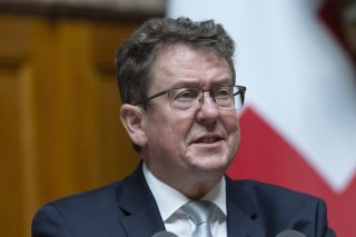 Le ministre de l'énergie Albert Rösti a répété tout au long des débats la nécessité de créer des réserves d'électricité en Suisse (archives). KEYSTONE/PETER SCHNEIDER